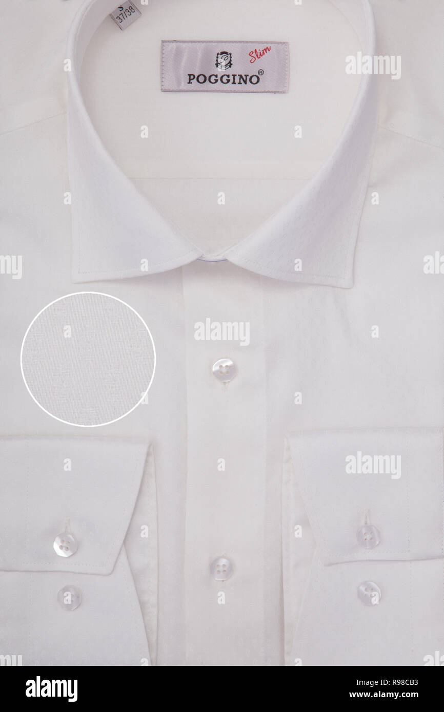 Uomini camicia di imballaggio close-up macro vista dall'alto. Foto Stock