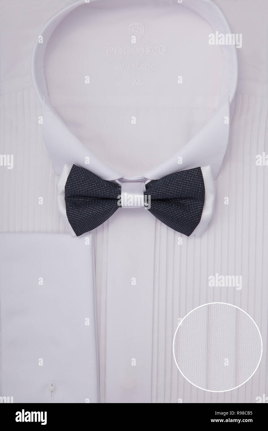 Uomini camicia di imballaggio close-up macro vista dall'alto. Foto Stock