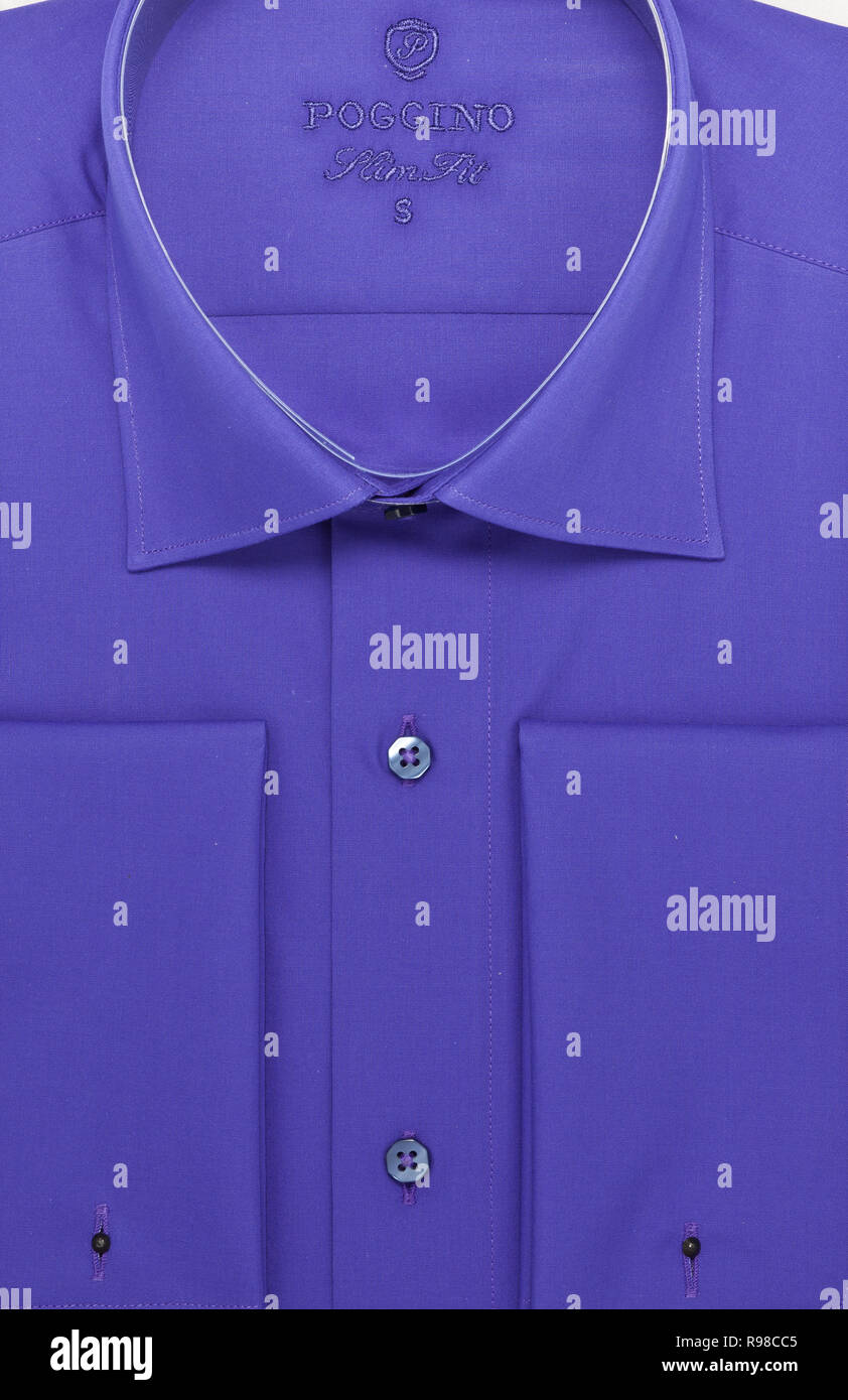 Uomini camicia di imballaggio close-up macro vista dall'alto. Foto Stock