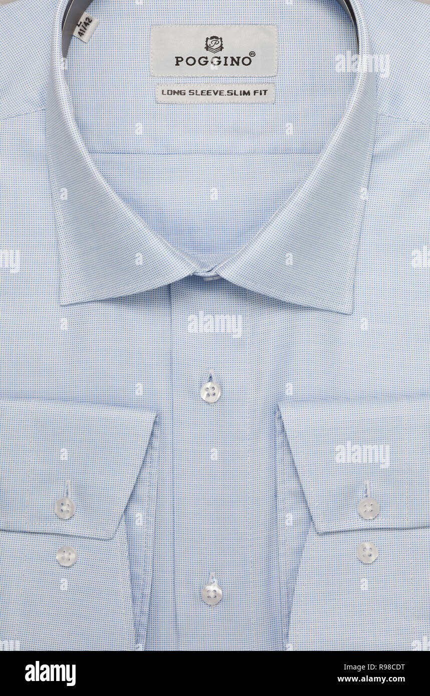 Uomini camicia di imballaggio close-up macro vista dall'alto. Foto Stock