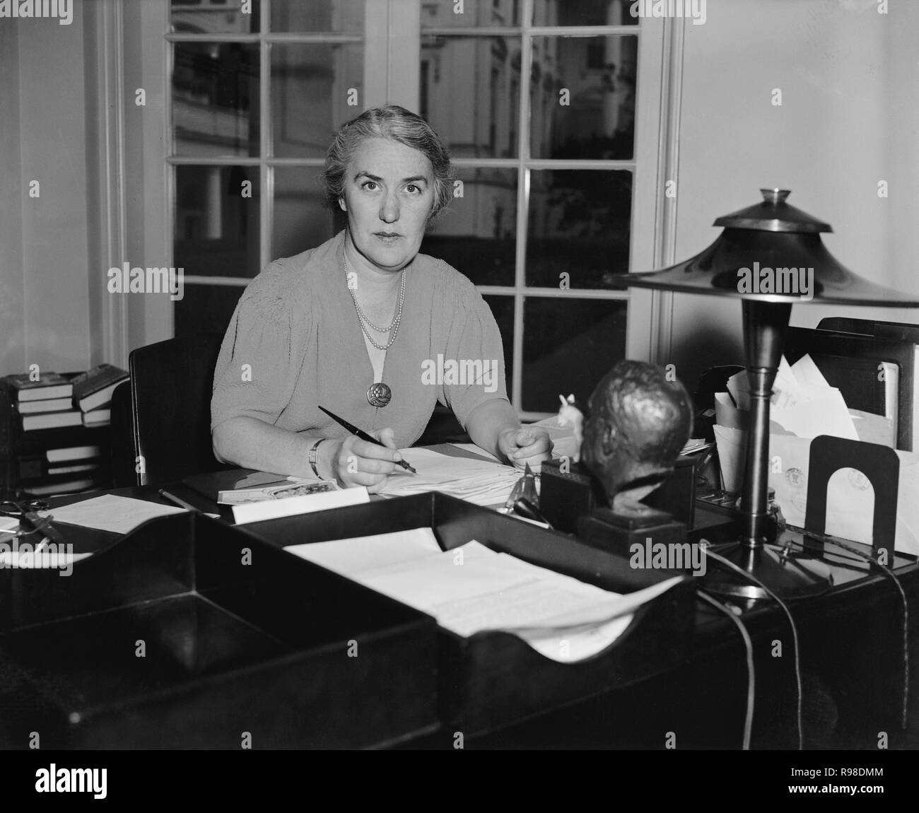 La sig.ra Marguerite Lehand, segretario personale del Presidente Franklin Roosevelt, Ritratto seduto alla scrivania, Washington DC, USA, Harris & Ewing, 1938 Foto Stock