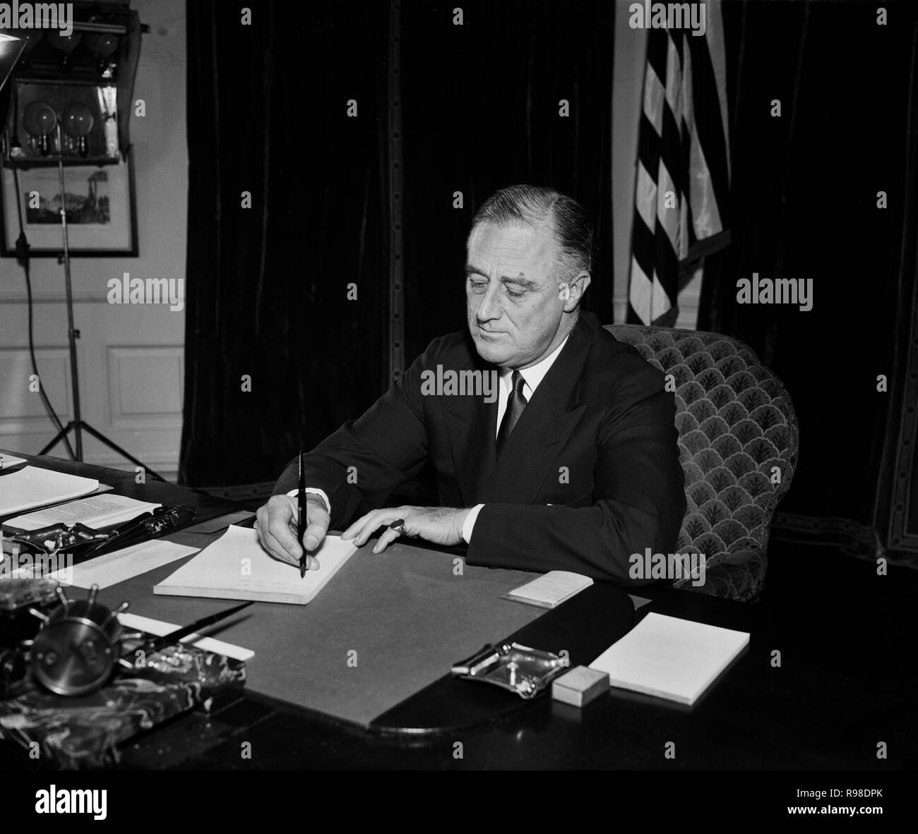 Stati Uniti Il presidente Franklin Roosevelt alla sua scrivania, Ufficio Ovale, Casa Bianca a Washington DC, USA, Harris & Ewing, 1934 Foto Stock