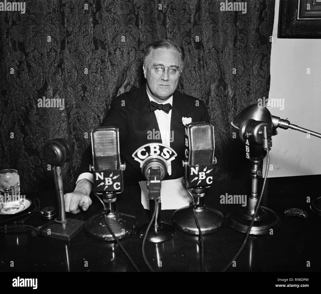 Stati Uniti Il presidente Franklin Roosevelt offrendo discorso radiofonico alla sua scrivania, Casa Bianca a Washington DC, USA, Harris & Ewing, 1935 Foto Stock