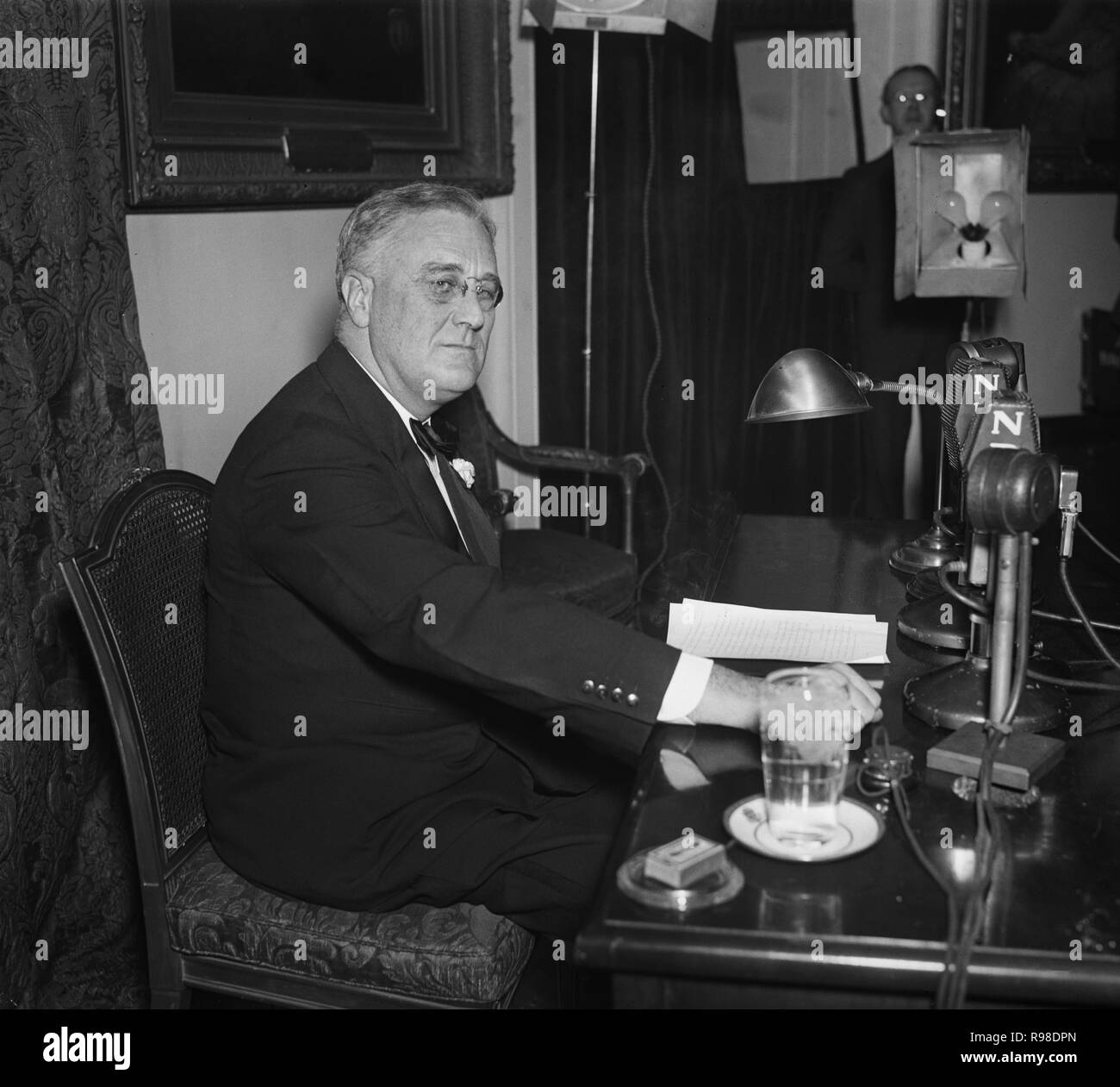Stati Uniti Il presidente Franklin Roosevelt offrendo discorso radiofonico alla sua scrivania, Casa Bianca a Washington DC, USA, Harris & Ewing, 1935 Foto Stock