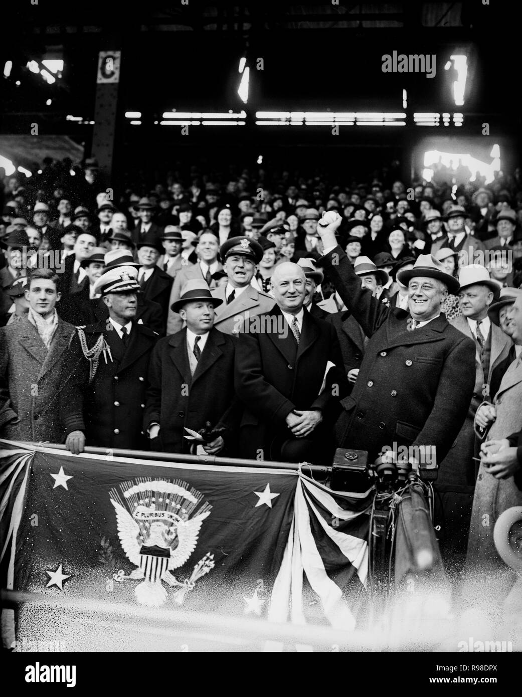Stati Uniti Il presidente Franklin Roosevelt frequentando il giorno di apertura di Baseball gioco, Griffith Stadium, Washington DC, USA, Harris & Ewing, 17 aprile 1935 Foto Stock