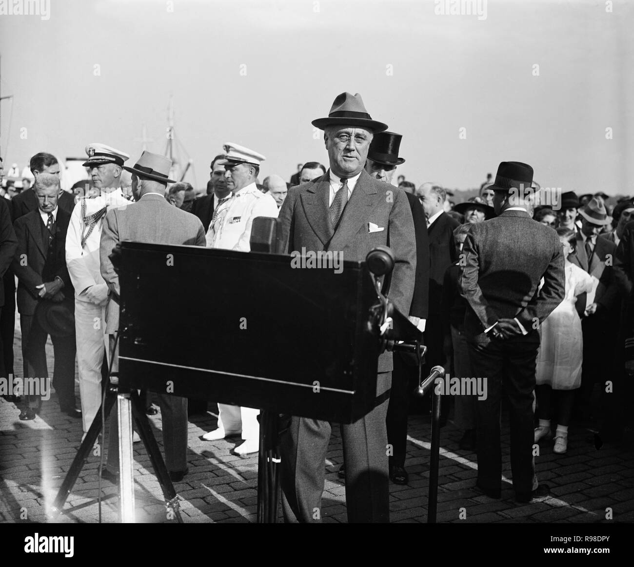 Stati Uniti Il presidente Franklin Roosevelt aspettando l'arrivo di Explorer Admiral Richard E. Byrd al suo ritorno da una spedizione in Antartide, Washington DC, USA, Harris & Ewing, 10 maggio 1935 Foto Stock