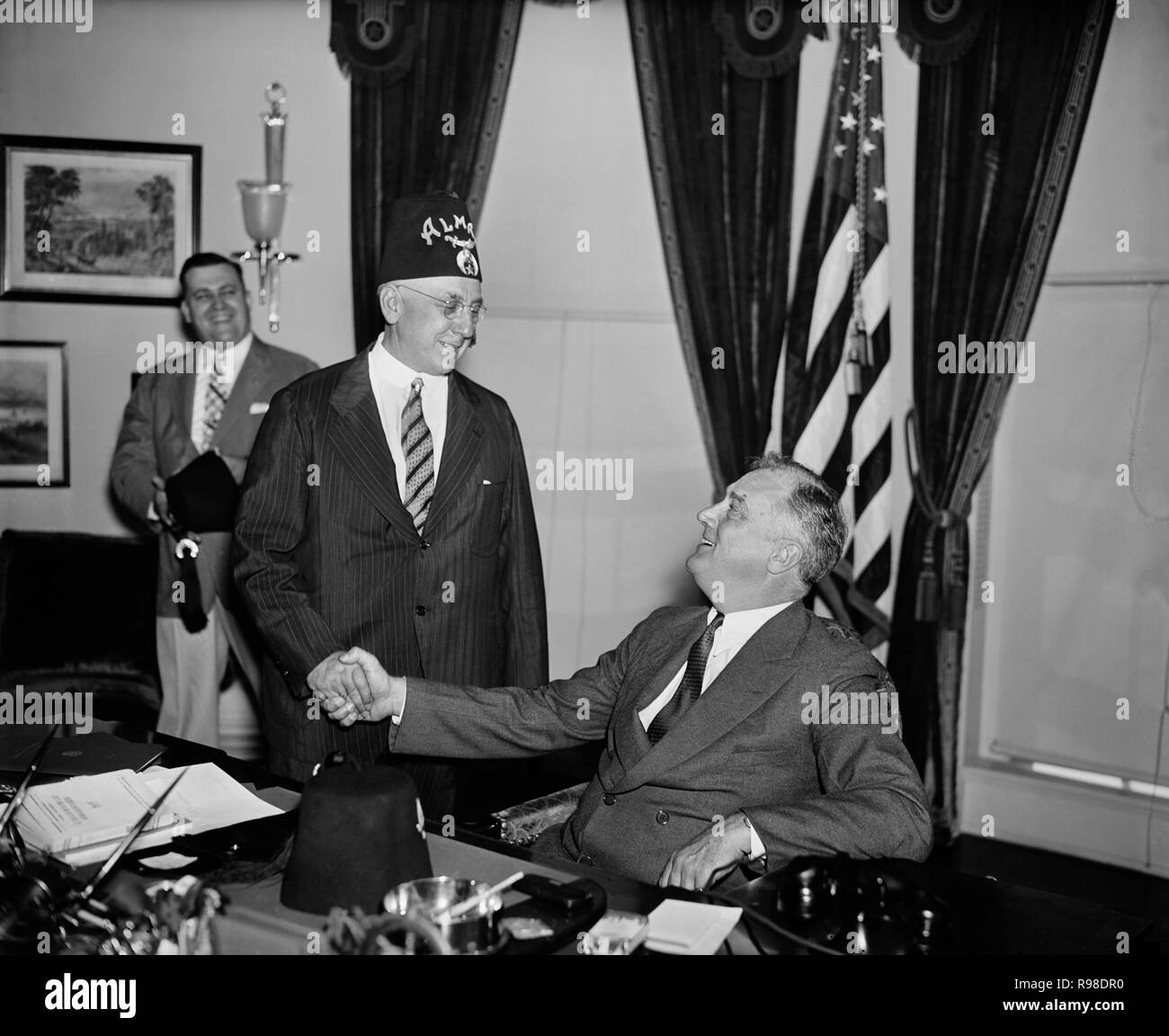 Stati Uniti Il presidente Franklin Roosevelt saluto Leonard P. Stewart del tempio Almas, Ufficio Ovale, Casa Bianca a Washington DC, USA, Harris & Ewing, 1935 Foto Stock