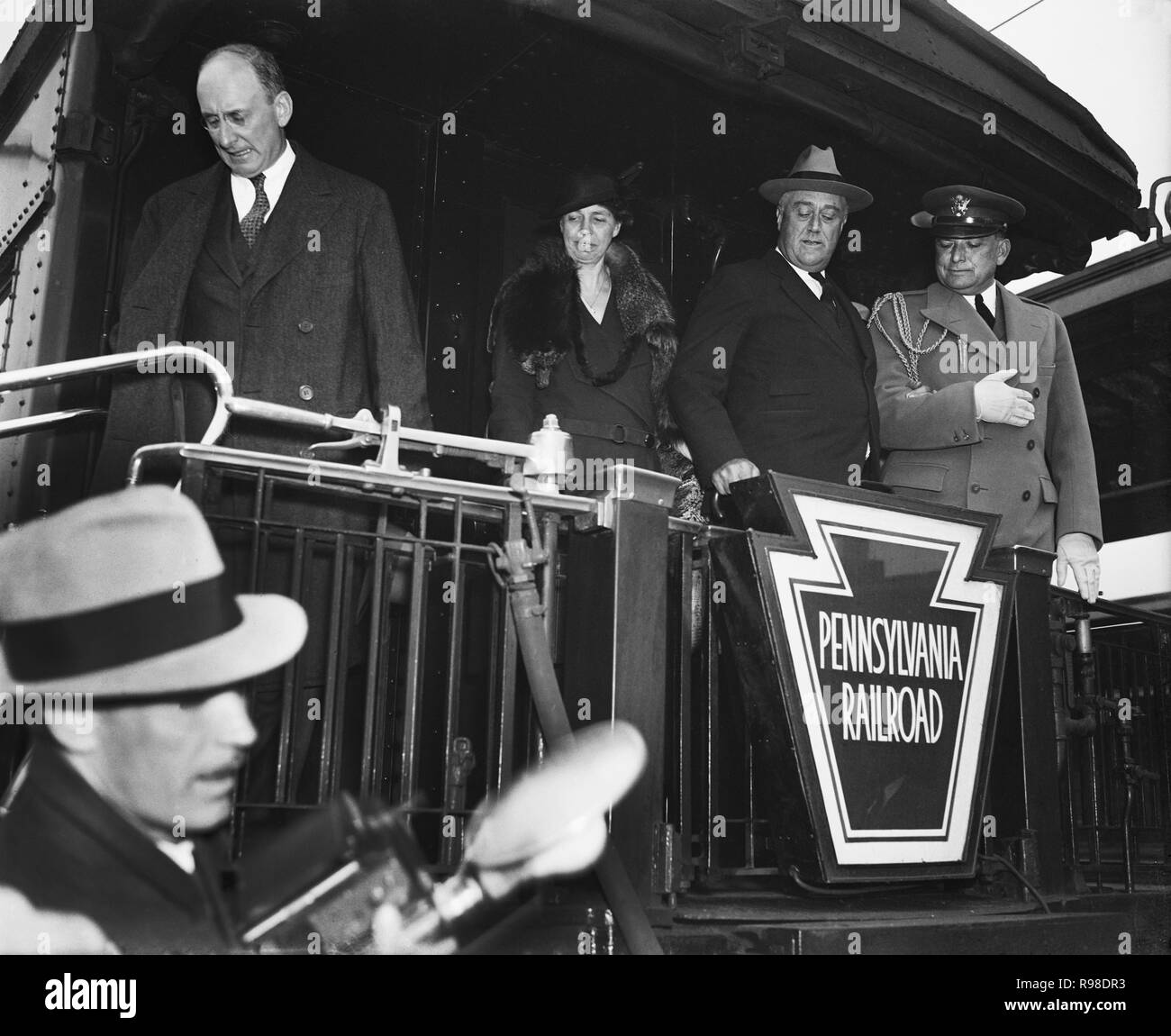 Stati Uniti Il segretario Henry Morgenthau Jr., First Lady Eleanor Roosevelt, U.S. Il presidente Franklin Roosevelt, sul retro della Pennsylvania Railroad treno, Harris & Ewing, 1935 Foto Stock