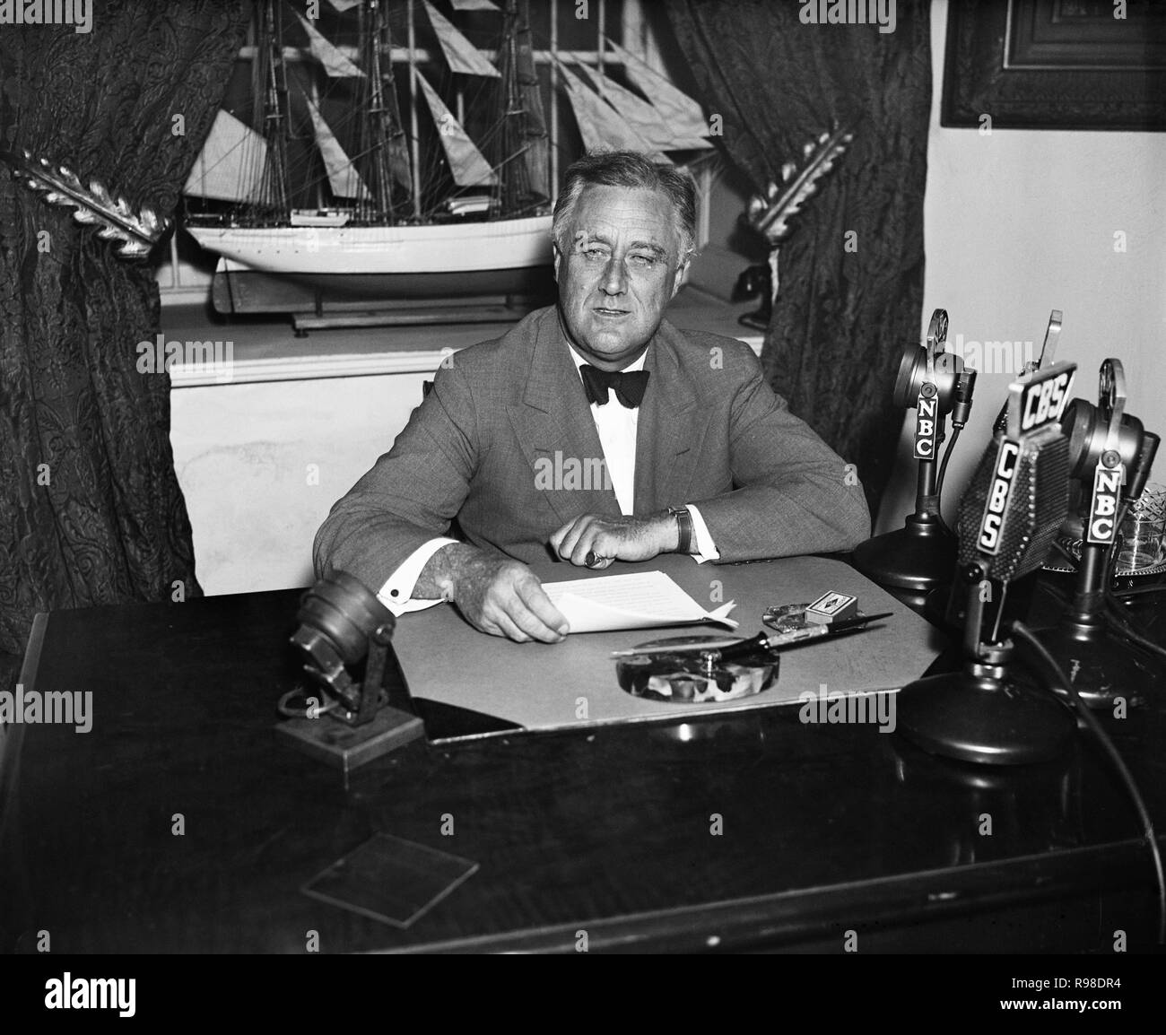 Stati Uniti Il presidente Franklin Roosevelt offrendo discorso radiofonico alla sua scrivania, Casa Bianca a Washington DC, USA, Harris & Ewing, 1935 Foto Stock