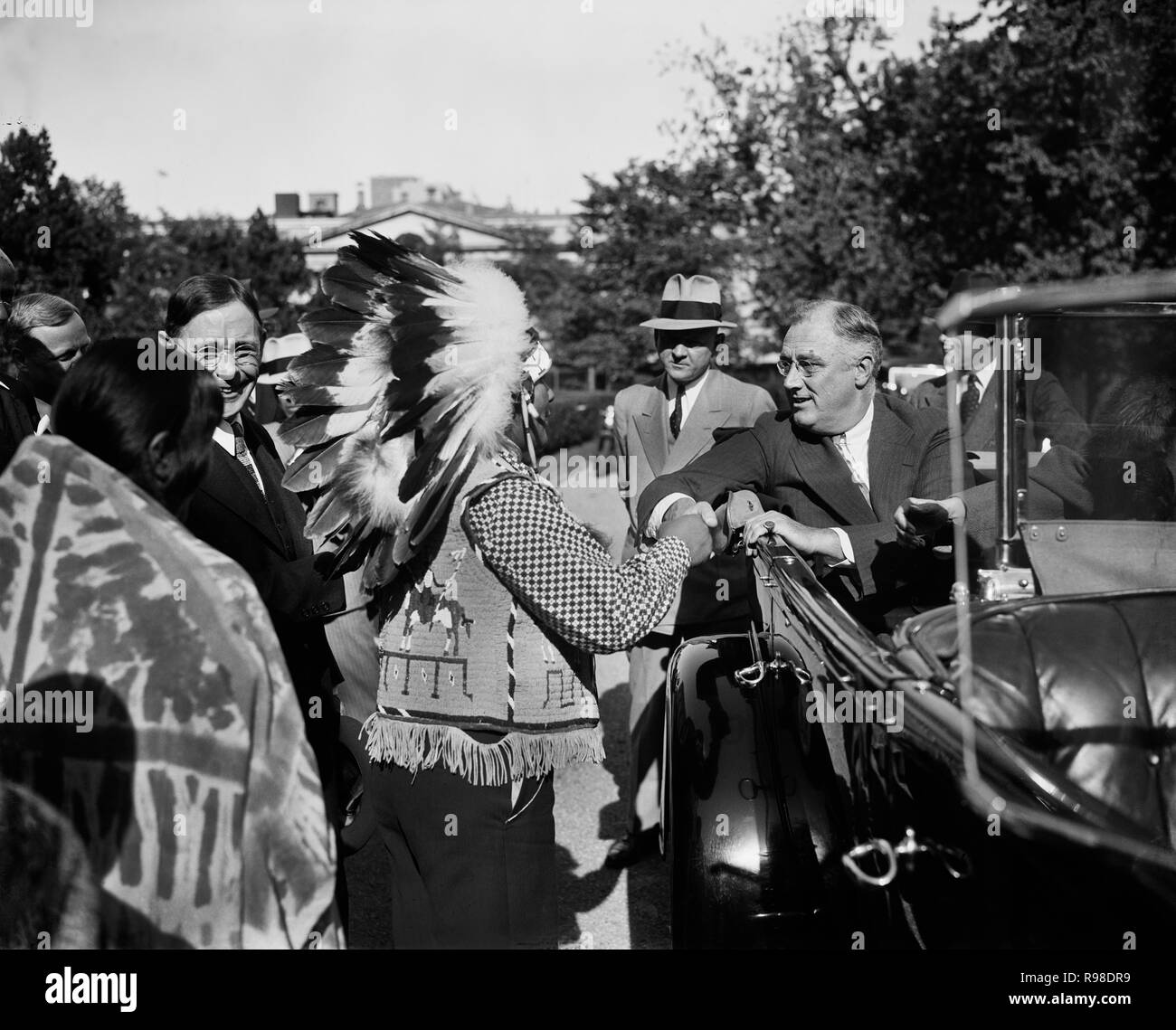 Stati Uniti Il presidente Franklin Roosevelt saluto Indiani Pueblo seduti in auto convertibili, Washington DC, USA, Harris & Ewing, 1936 Foto Stock