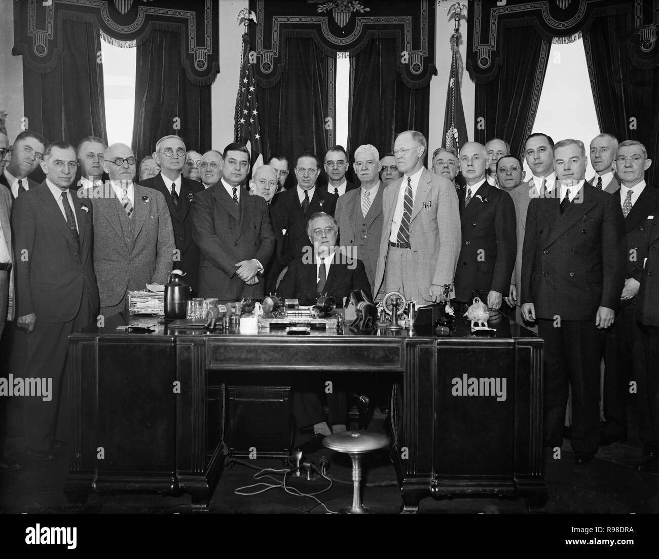 Stati Uniti Il presidente Franklin Roosevelt con funzionari ferroviari, Ufficio Ovale, Casa Bianca a Washington DC, USA, Harris & Ewing, 1936 Foto Stock