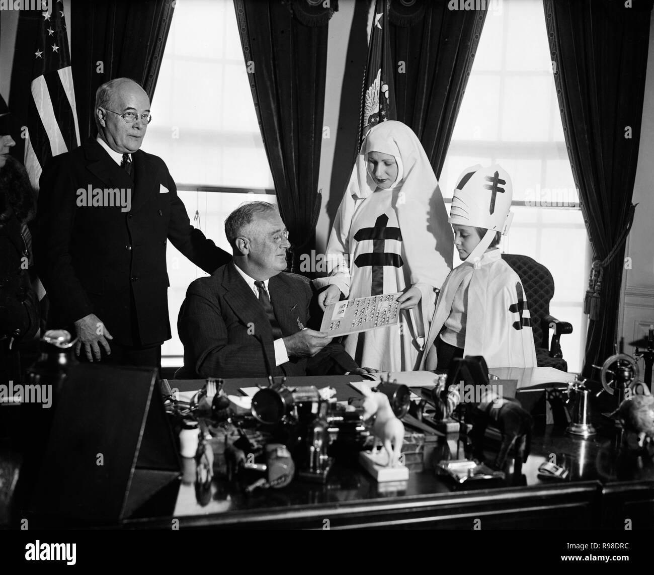 Stati Uniti Il presidente Franklin Roosevelt riceve le guarnizioni di Natale presentata dalla tubercolosi Nazionale Associazione, Ufficio Ovale, Casa Bianca a Washington DC, USA, Harris & Ewing, Dicembre 18, 1936 Foto Stock