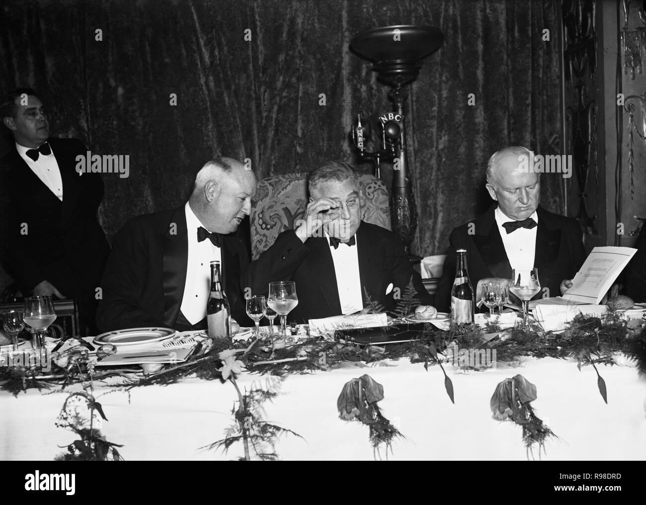 Postmaster Generale James A. Farley (sinistra) e U.S. Il presidente Franklin Roosevelt frequentando vittoria democratica la cena, Washington DC, USA, Harris & Ewing, 4 marzo 1937 Foto Stock