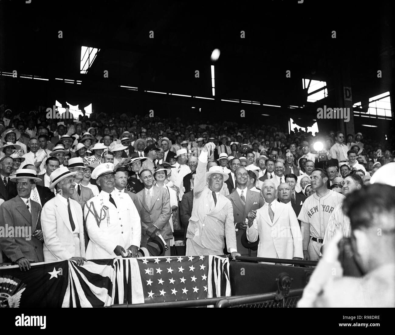 Stati Uniti Il presidente Franklin Roosevelt buttare fuori prima sfera prima di Major League Baseball della All-Star Game, Griffith Stadium, Washington DC, USA, Harris & Ewing, 7 Luglio 1937 Foto Stock