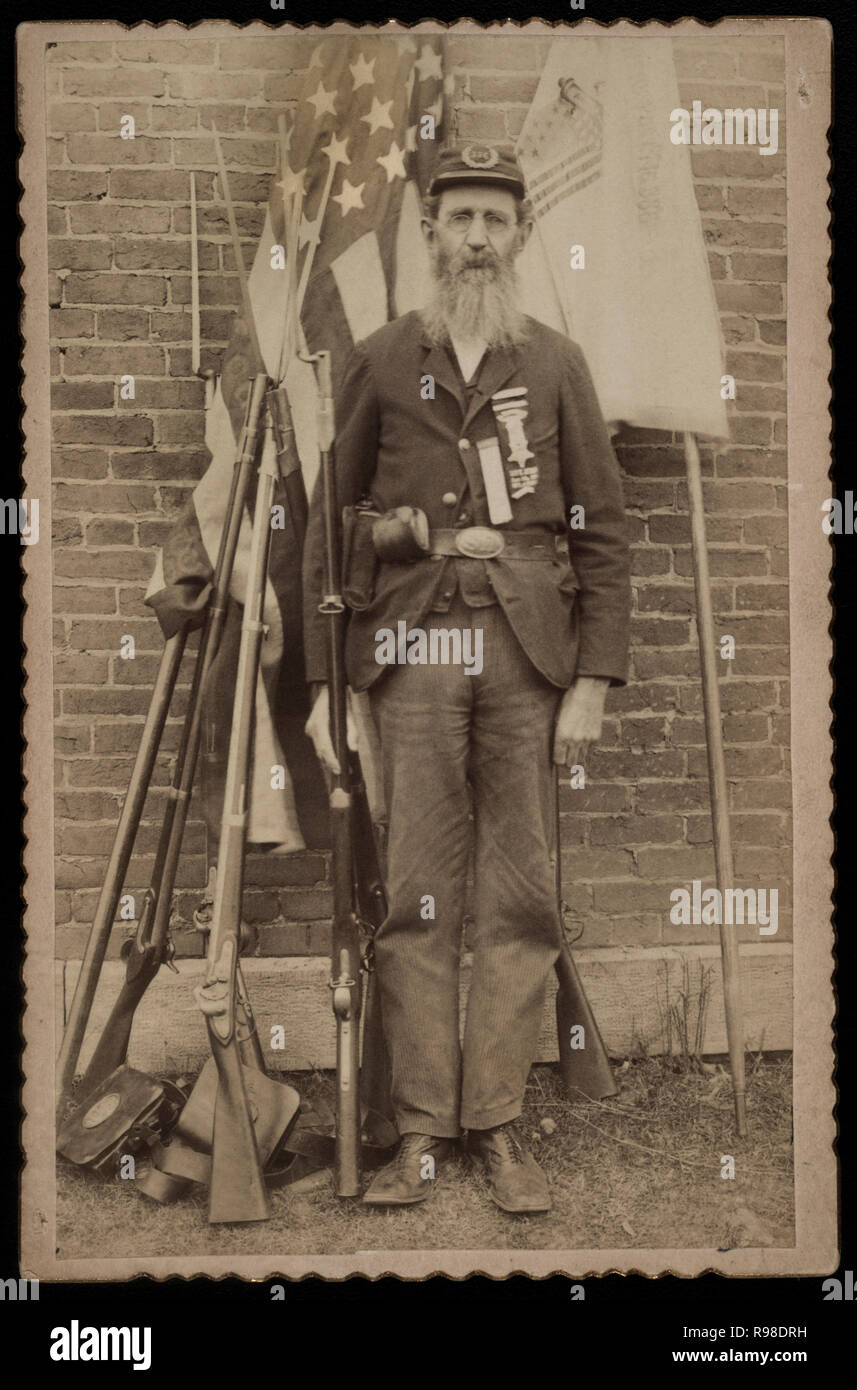 Unidentified Guerra Civile dal veterano del grande esercito della Repubblica, ritratto in uniforme con moschetto, 1880 Foto Stock