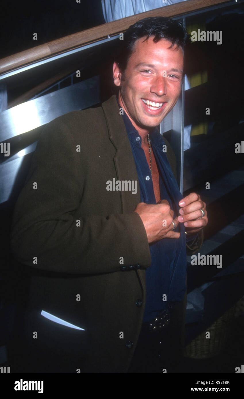 BEVERLY HILLS, CA - 12 Maggio: Attore Brian Wimmer assiste Emporio di Arabia vantaggio su 12 Maggio 1993 a Emporio Armani a Beverly Hills, la California. Foto di Barry re/Alamy Stock Photo Foto Stock