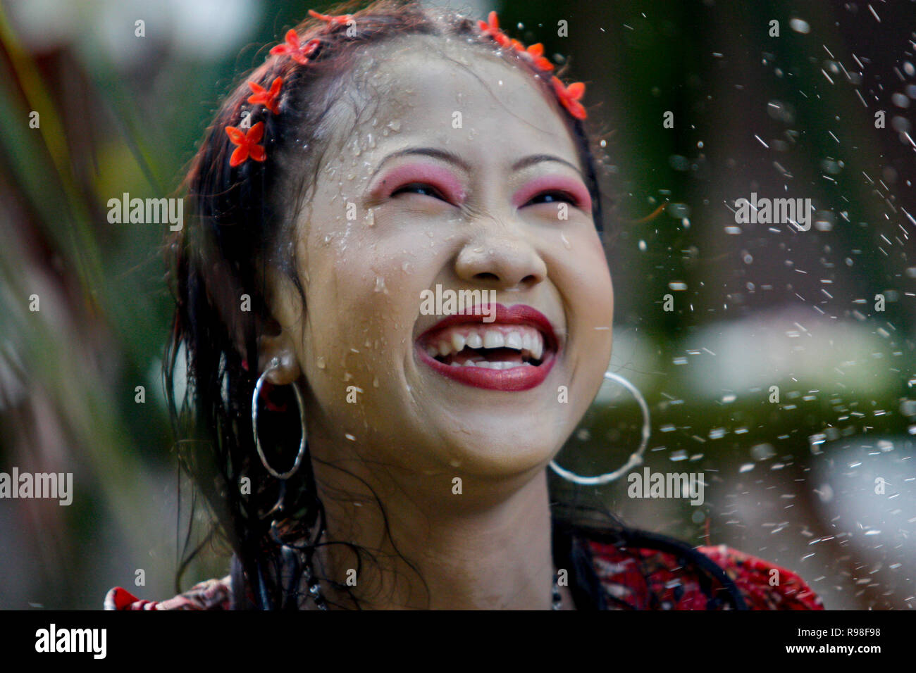 Il Festival dell'acqua di etnia Rakhain comunità è una parte del loro nuovo anno celebrazione. Ragazzi e ragazze gettare acqua ad ogni altro durante questo Foto Stock