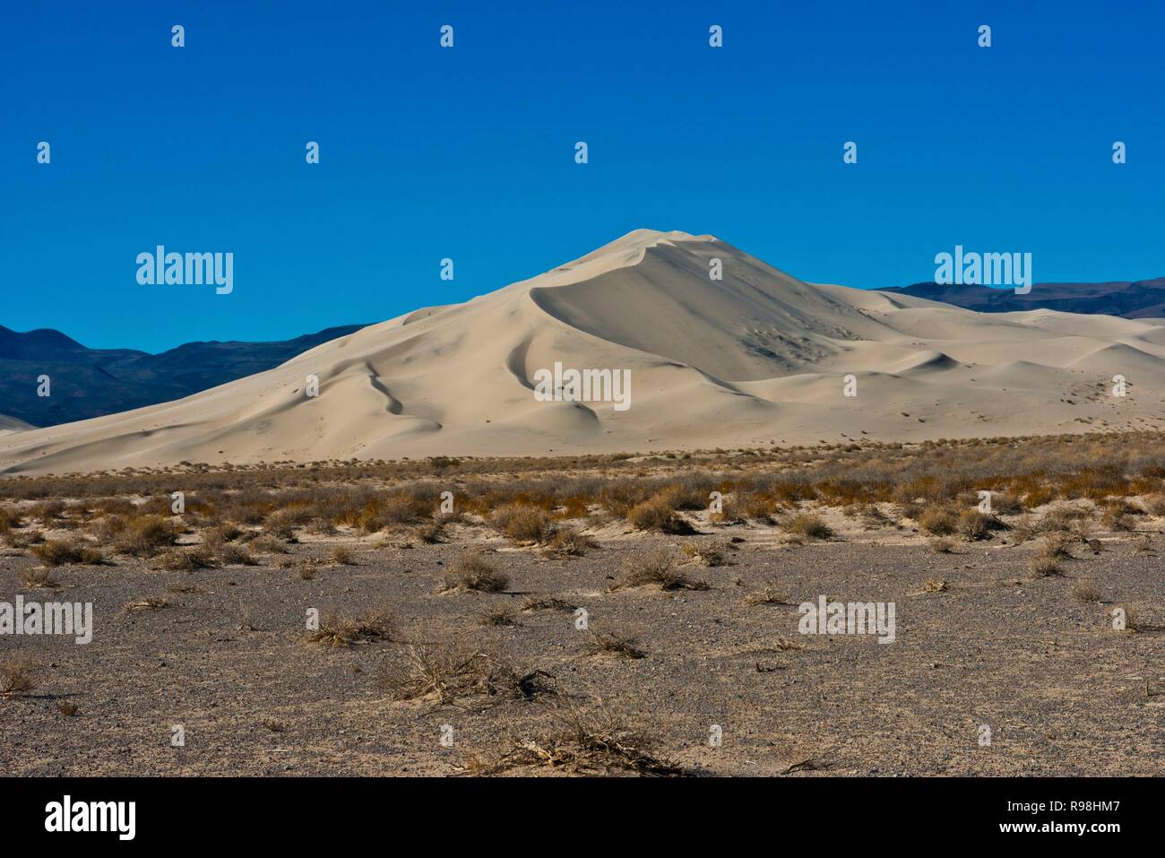 California, Parco Nazionale della Valle della Morte, Sud dune di Eureka Road scenario, ultima possibilità la gamma della montagna Foto Stock