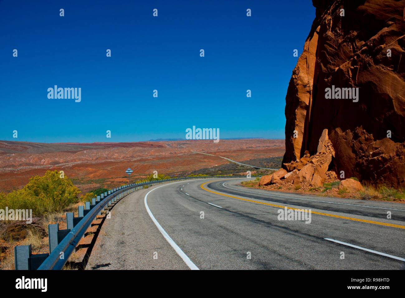 Utah, Blanding, Hwy 95 attraverso il pettine Foto Stock