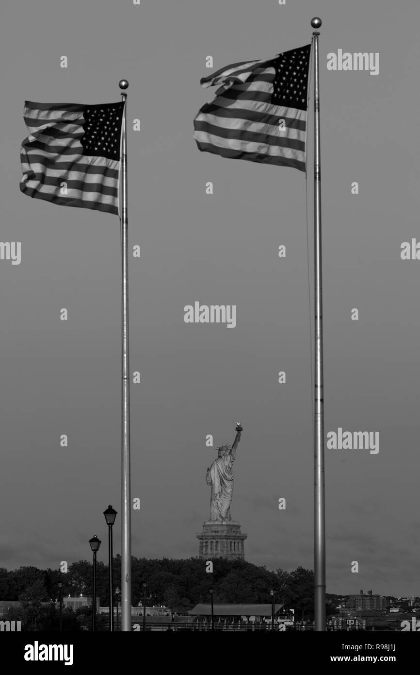 Bandiere volare oltre la Statua della Libertà, Liberty Park, Jersey City, New Jersey Foto Stock