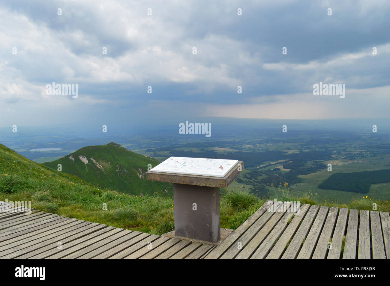 Un magnifico panorama e dal punto di vista dalla gamma della montagna di Sancy con un temporale, in Auvergne, Francia. Parco Nazionale del Vulcano Auvergne Foto Stock