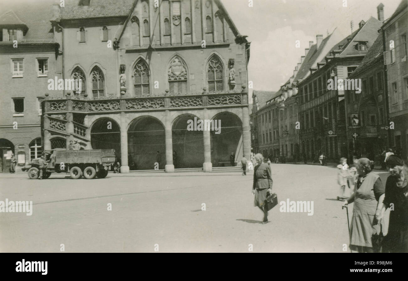 Antique c1948 fotografia, US Army truck di fronte all'Amberg City Hall di Amberg, Baviera, Germania. Fonte: fotografia originale Foto Stock