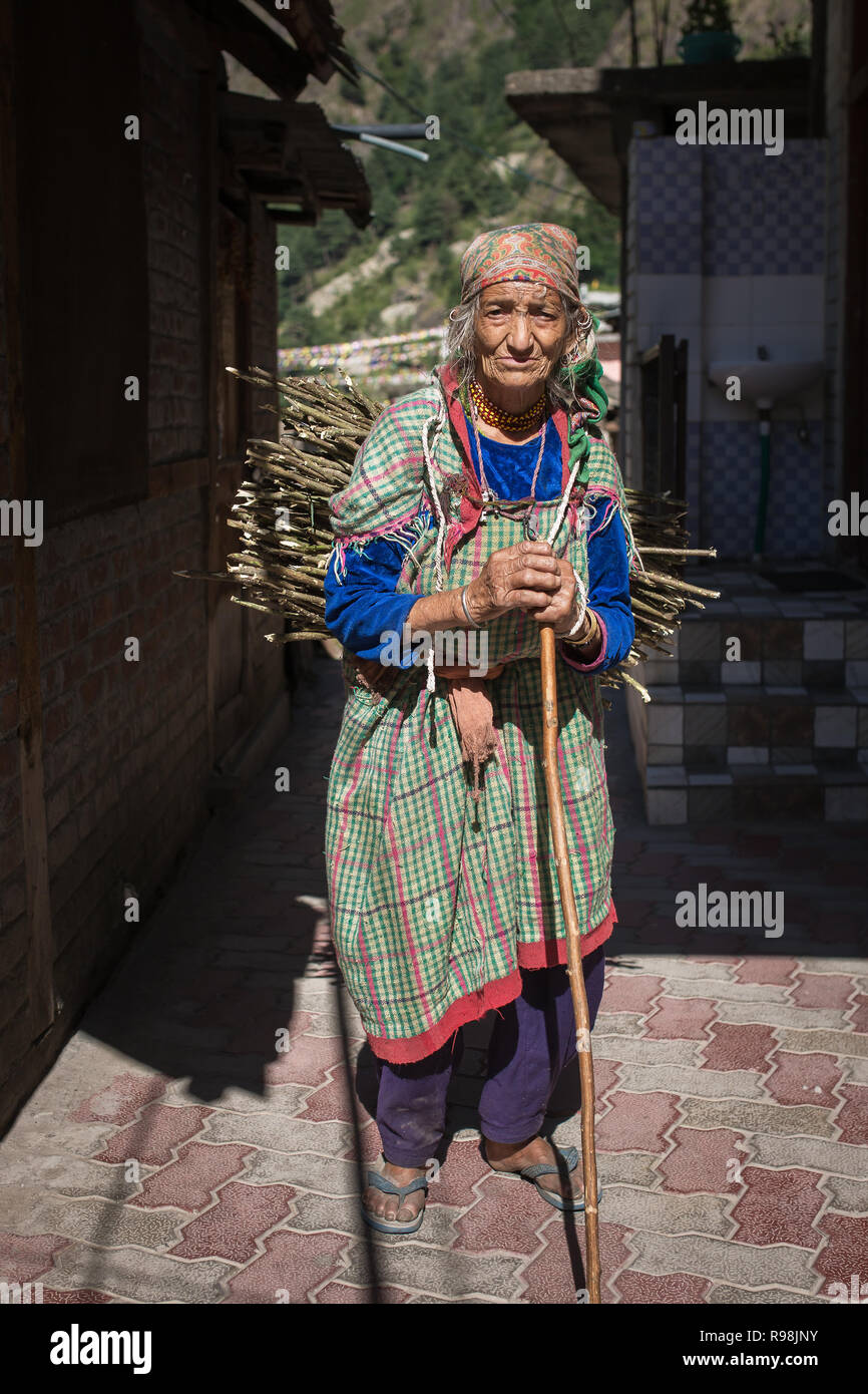 Manikaran, India - 3 Giugno 2017: Ritratto di un senior non identificato la donna nel villaggio Manikaran, Parvati valley, Himachal Pradesh, India. Foto Stock