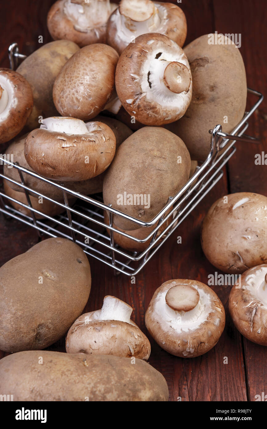 Contenitore metallico di patate immagini e fotografie stock ad