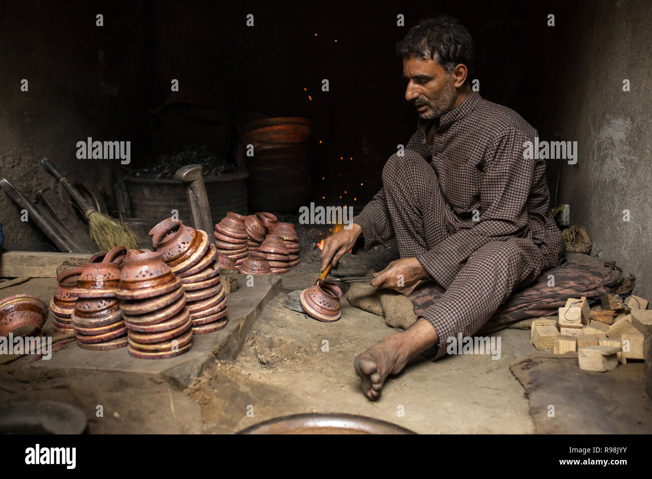 Srinagar, India - 15 Giugno 2017: Kashmir non identificato uomo che lavora in fabbro a Srinagar, India Foto Stock