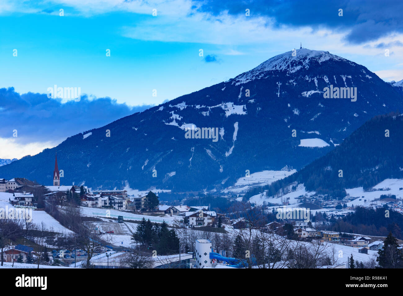 Telfes im Stubai: villaggio Telfes, vertice Patscherkofel nella regione di Innsbruck, in Tirolo, Tirolo, Austria Foto Stock