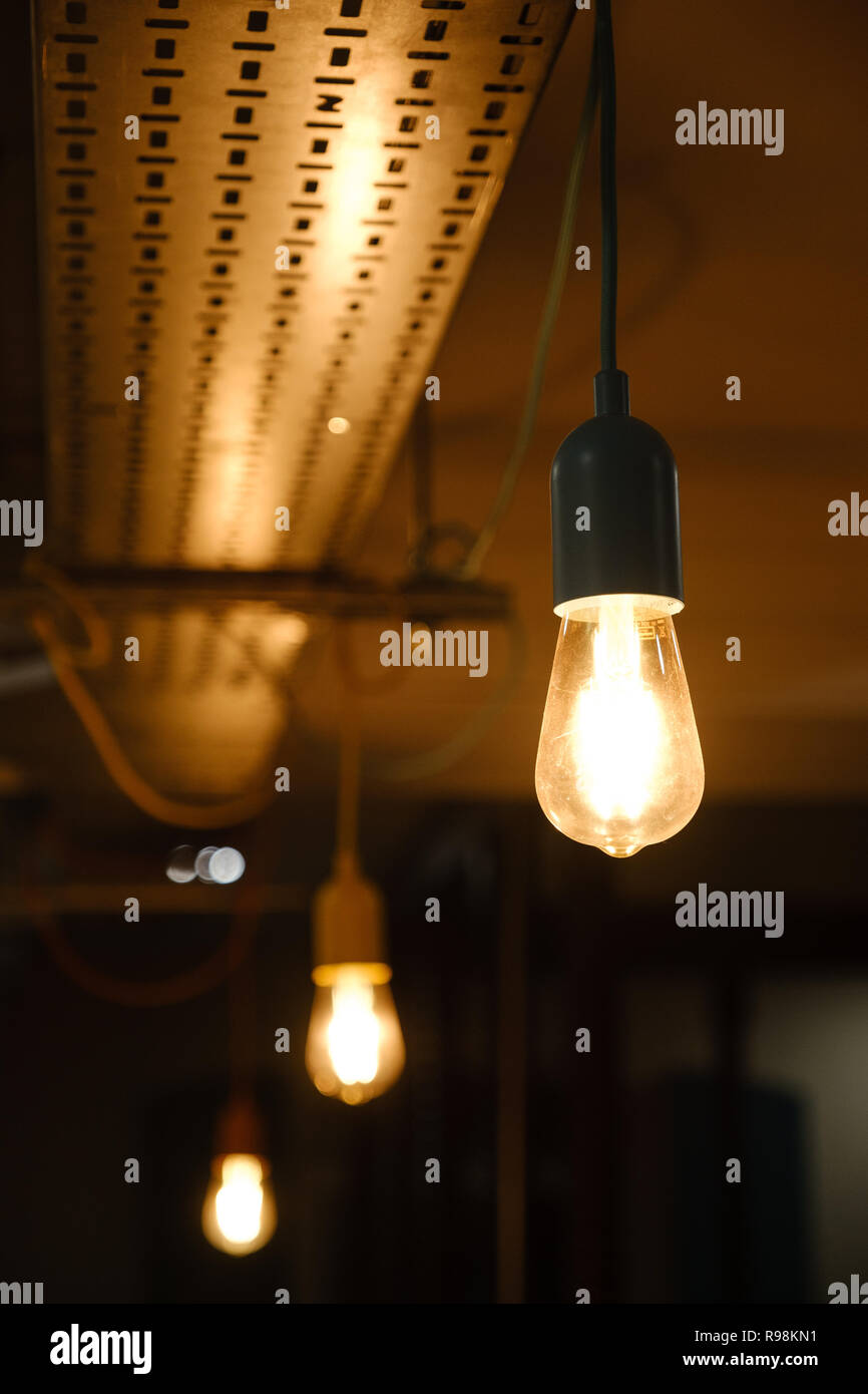 Lampadine delle luci accese di notte Foto stock - Alamy