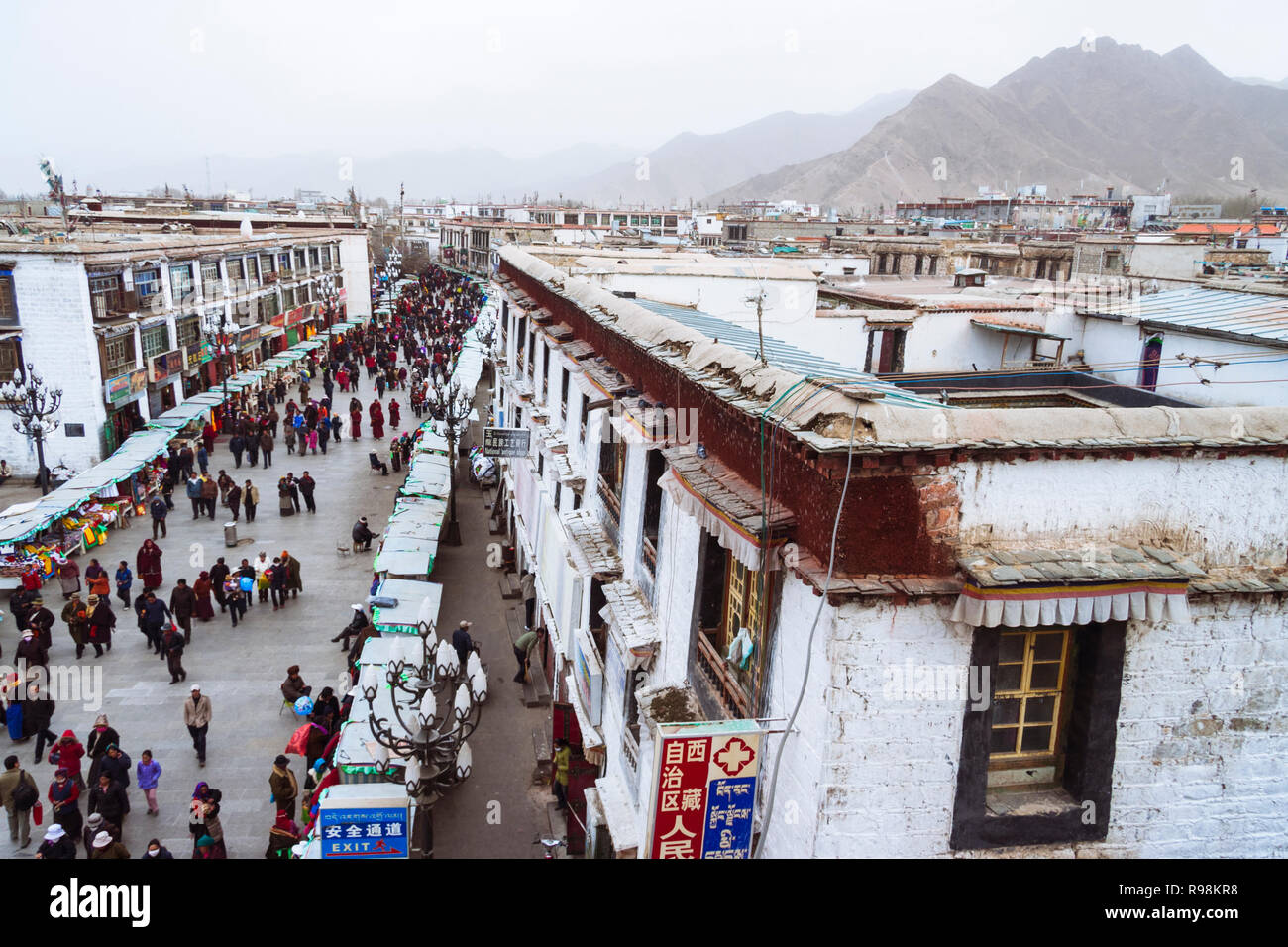 Lhasa, regione autonoma del Tibet, Cina : alto angolo di visione di persone camminando lungo una delle strade principali del quartiere Barkhor. Foto Stock