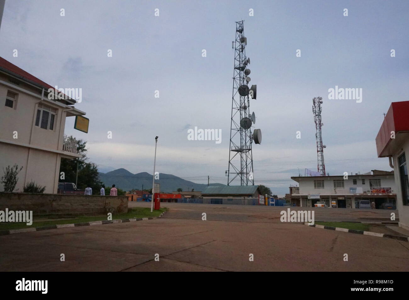 Una antenna di telecomunicazioni in un borgo rurale in Uganda Foto Stock