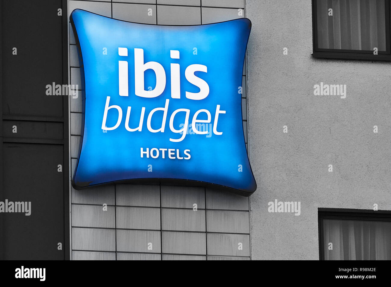 Cartello luminoso su di una parete del Ibis hotel economico all'aeroporto di Birmingham, Inghilterra. Foto Stock