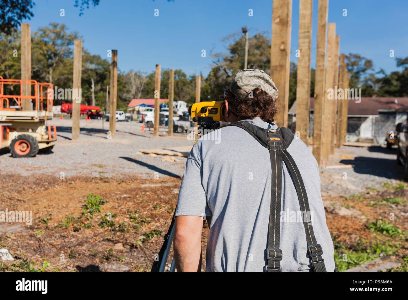 Lavoratore edile con livello ottico Foto Stock