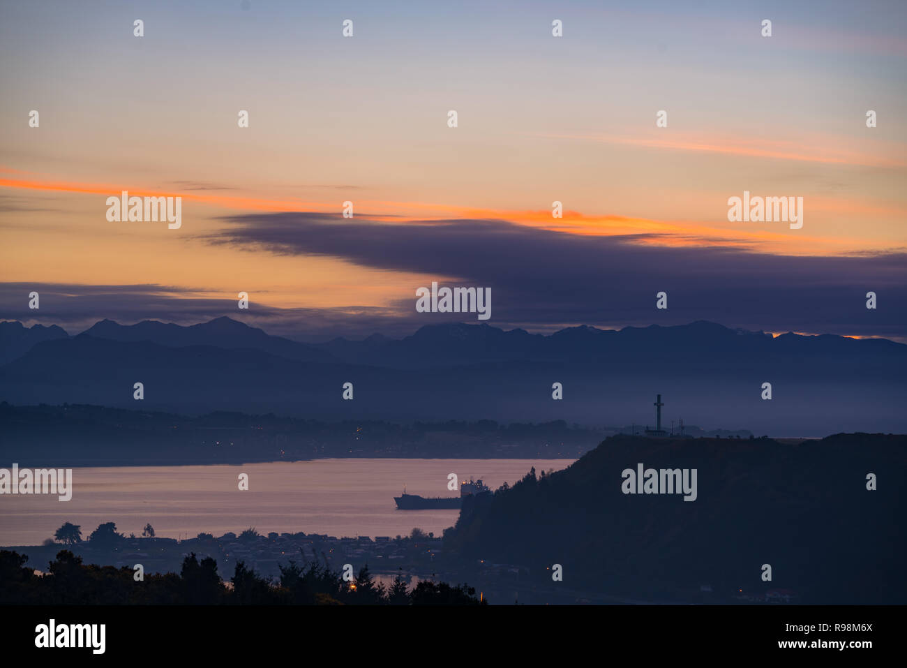Baia della città di Puerto Montt dalle altezze all alba di un giorno parzialmente coperto di nuvole Foto Stock