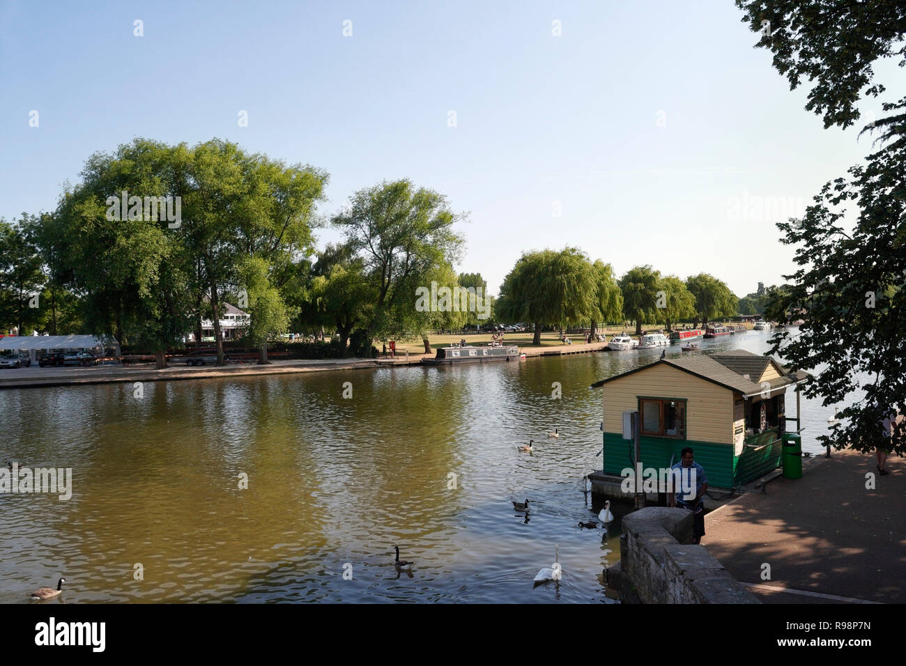 River Avon a Stratford Upon Avon Inghilterra Regno Unito, lungofiume panoramico inglese, chiosco di legno Foto Stock