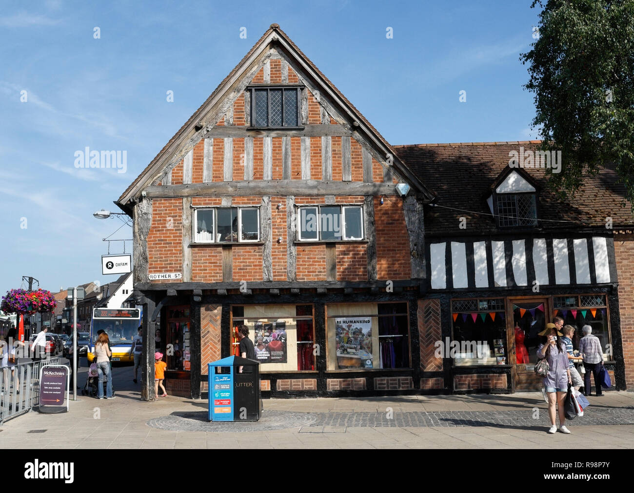 Edificio incorniciato a metà legno Wood Street all'angolo di Rother Market a Stratford Upon Avon Inghilterra, edificio storico città inglese Foto Stock