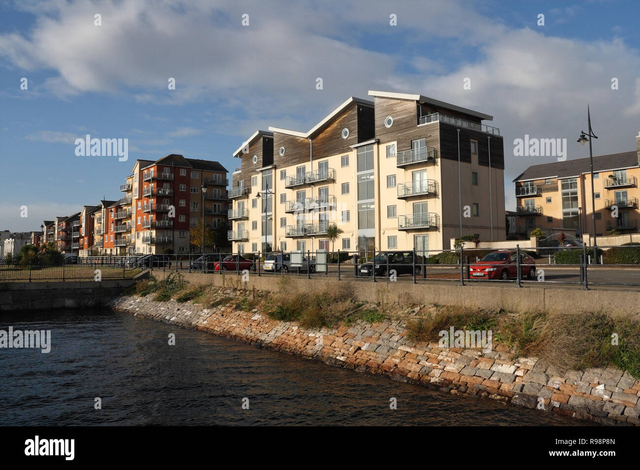 Appartamenti/appartamenti moderni sul lungomare di Barry Docks, Galles, Regno Unito, edifici residenziali sul lungomare sviluppo di banchine Foto Stock