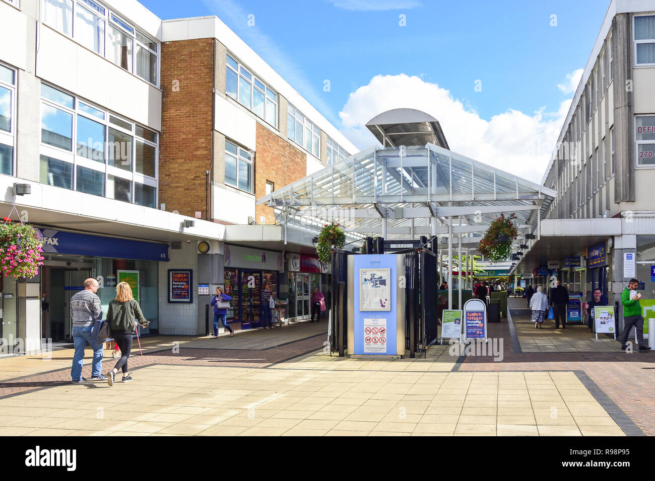 West a piedi, Yate Shopping Centre, Kennedy, Yate, Gloucestershire, England, Regno Unito Foto Stock