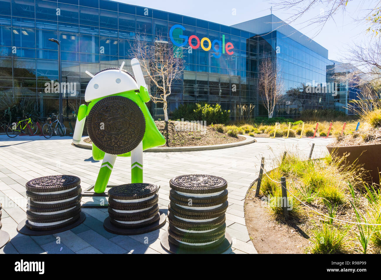 Marzo 7, 2018 Mountain View / CA / STATI UNITI D'AMERICA - Android 8.0 "Oreo' è la versione più recente del sistema operativo mobile Android; qui è una statua situata a Foto Stock