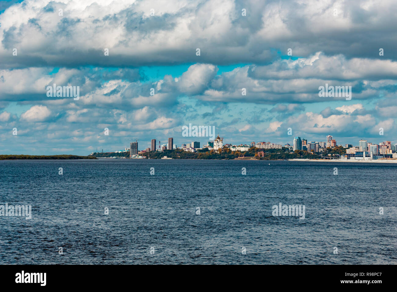 Vista della città di Khabarovsk dal fiume Amur. Big city all'orizzonte. Il cielo blu con nuvole. Foto Stock