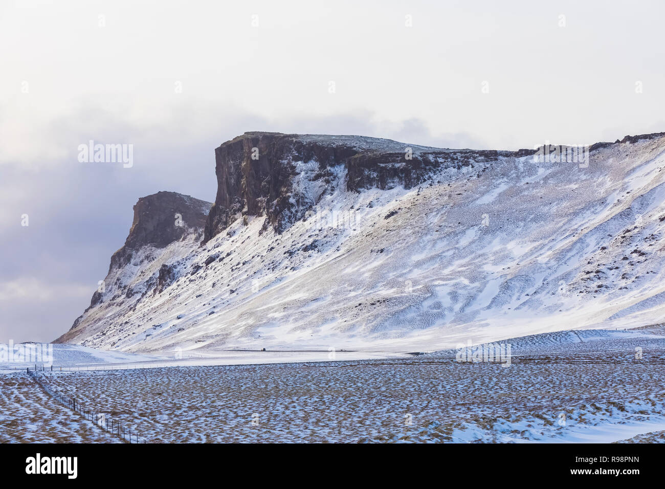 Reynisfjall montagna vicino a VIK, in inverno in Islanda Foto Stock