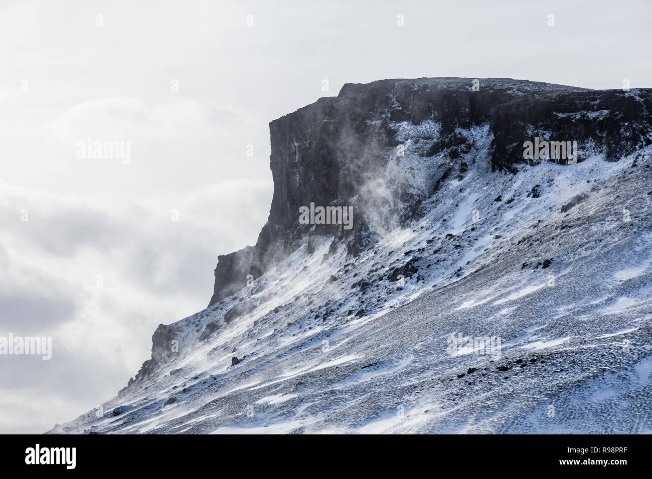 Reynisfjall montagna vicino a Vik in inverno in Islanda Foto Stock