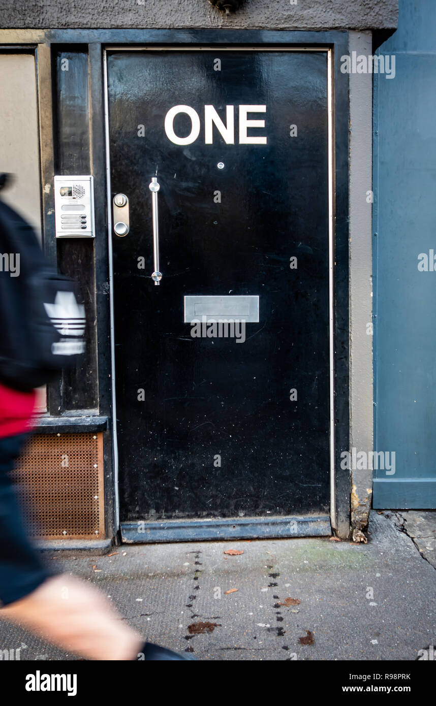 Ufficio nero porta con grandi lettere dicendo numero uno bloccato sulla porta in Londra, Regno Unito Foto Stock