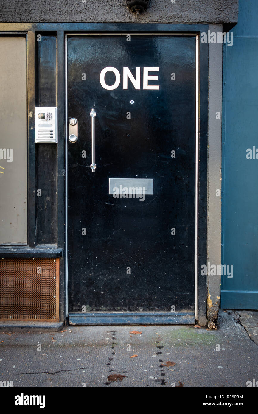 Ufficio nero porta con grandi lettere dicendo numero uno bloccato sulla porta in Londra, Regno Unito Foto Stock