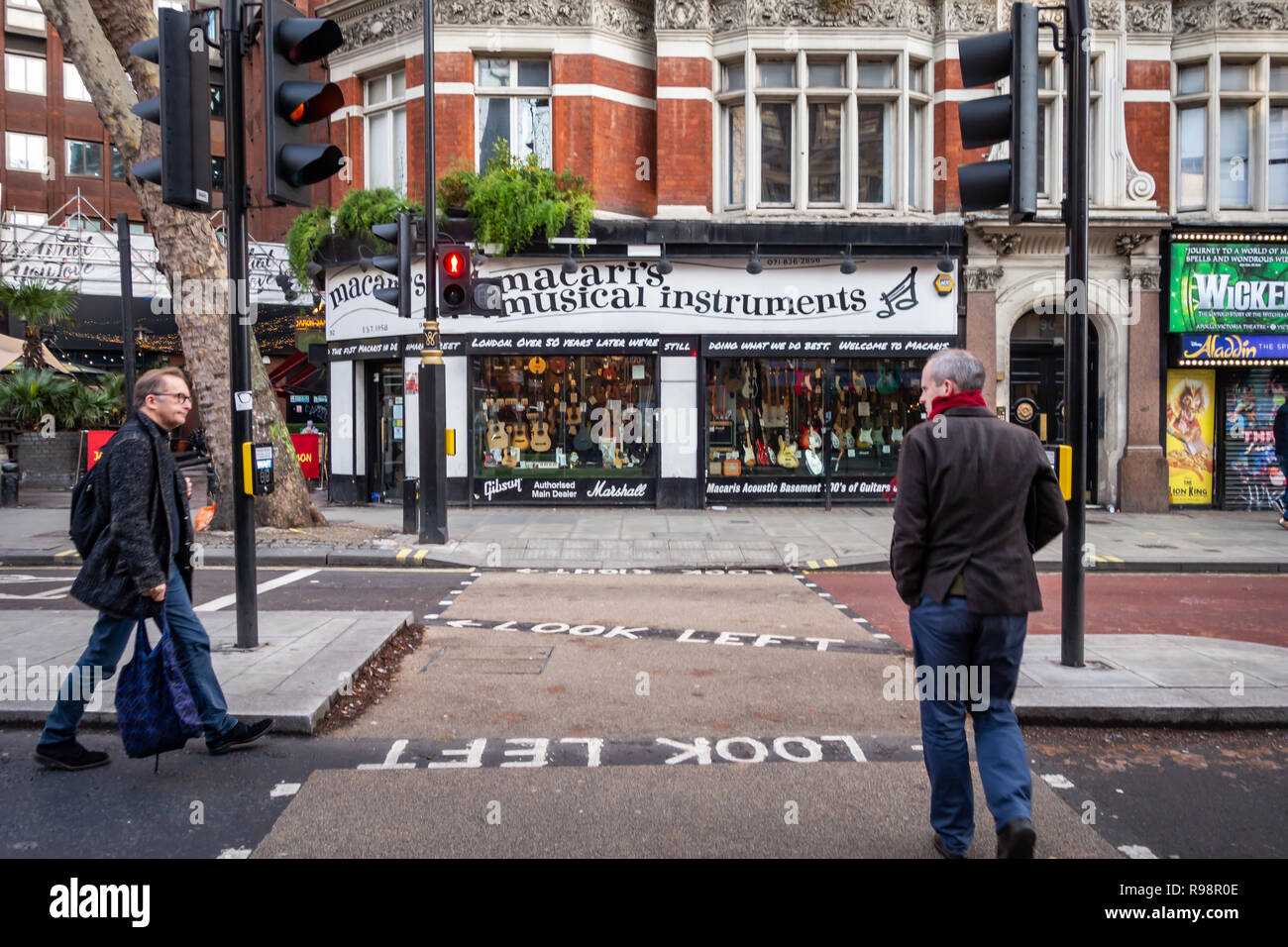 Famoso Macaris Strumenti Musicali shop store negozio di fronte a Charing Cross Road, Londra Foto Stock