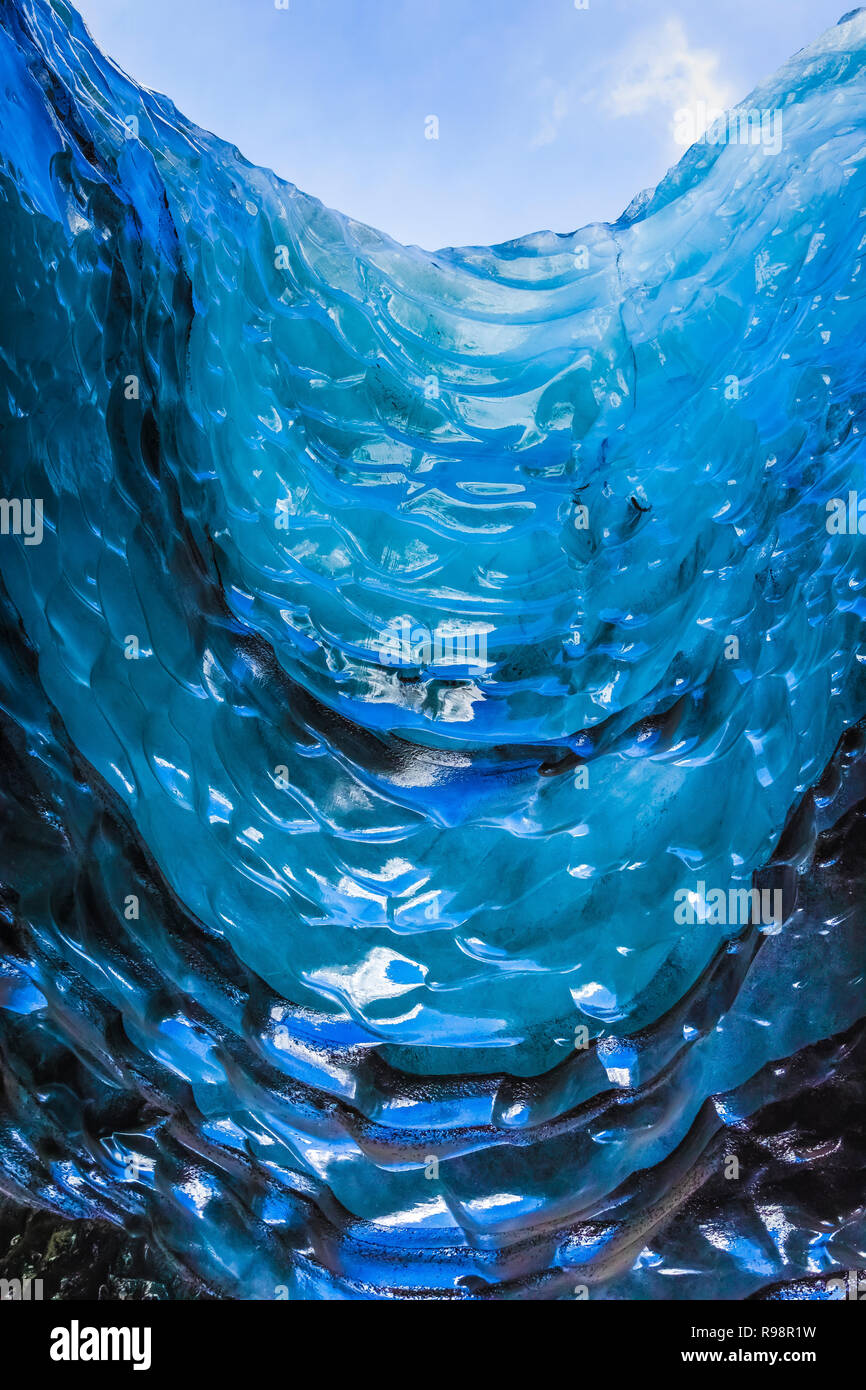 I lati del fuso di un albero verticale di un moulin, aka glacier mill, la funzione drammatica di una caverna di ghiaccio Tour di un lobo del ghiacciaio Mýrdalsjökull, che Foto Stock