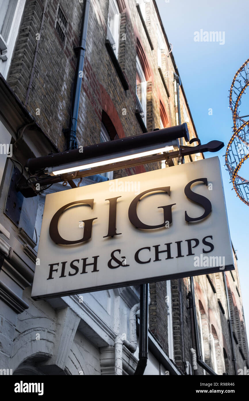Chip shop segno esterno concerti il tradizionale pesce e Chip Shop in Tottenham St, Bloomsbury, London W1, Inghilterra Foto Stock