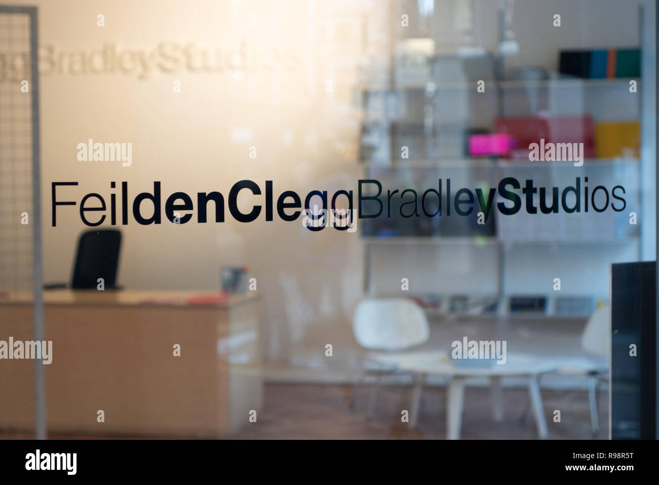 Vista offuscata in ufficio finestra di ricezione del British studio di architettura e design Feilden Clegg Bradley Studios di Tottenham Street, Londra, Inghilterra Foto Stock